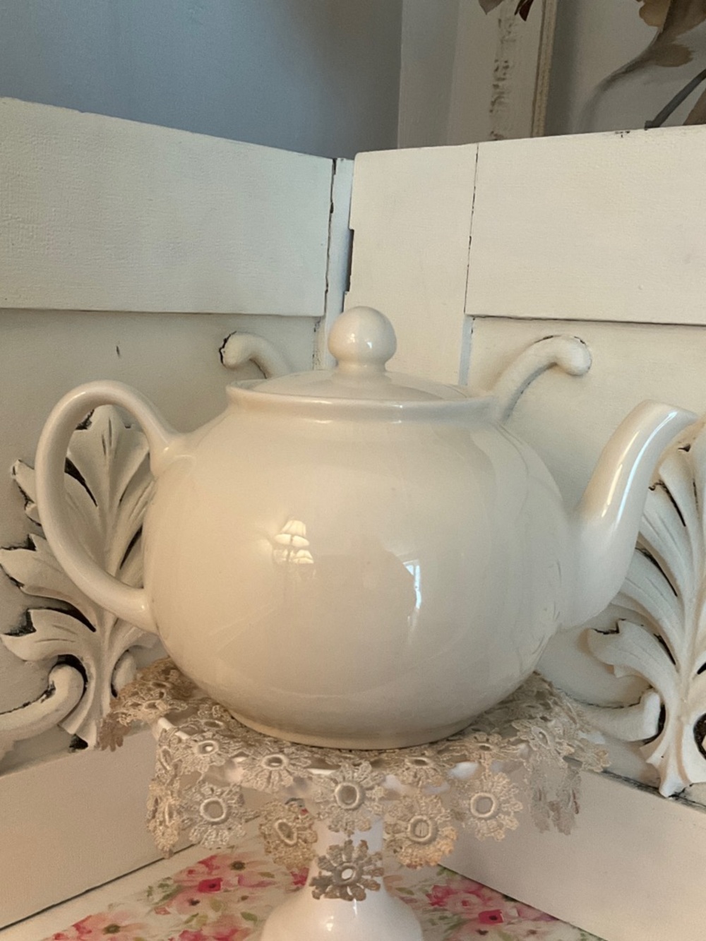 Classic White English Teapot - Picture 2 of 12